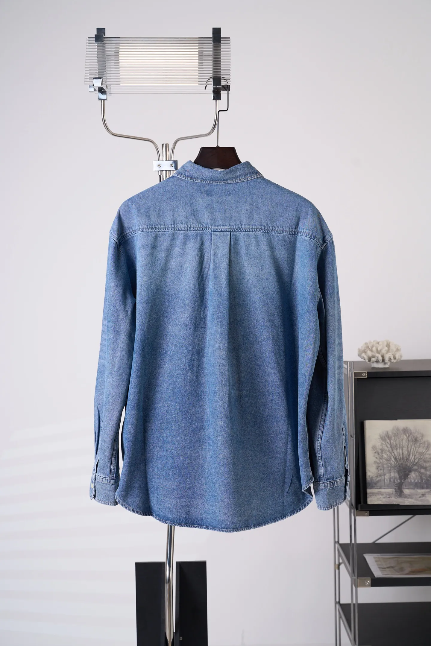 [Real auction] Celine/Céline Paris label patch pocket long-sleeved denim shirt [In Stock] S M L The double patch pockets on the chest combine both practicality and aesthetics. The CELINE PARIS fabric label hides between the pockets, implicitly revealing the heritage of the family. The pleats on the back optimize the wearing experience. The soft arc hem stretches casually. The buttoned cuffs are polished to polish the details of the garment. The superfluous ornaments are eliminated. The narrative language of minimalist denim is used to interpret Celine's unique Retro relaxed and elegant style. The use of pattern templates for machine sewing and precise control of sewing lines through pattern drawing machines ensure CELINE The PARIS label is accurately positioned, and the horizontal and vertical lines are completely aligned. The prototype is accurately aligned by hand to ensure that the opening and closing are tight. The patch pockets are manually positioned for precise positioning and turning. It requires workers to have superb skills and patience. The work is tedious and complex and takes a long time. Use multiple horses to scrub the sand. Use high-pressure spray guns to rub in specific parts to achieve a local gradient effect. Then use frosting technology to create a unique texture pattern. The workmanship is extremely complex, time-consuming and labor-intensive. Fried Snowball Fried salt, specially prepare the corresponding solution, add a certain amount of dye, soak the denim material in it to absorb the solvent, then scrub and dry it to further fade and oxidize, creating a loose fit.